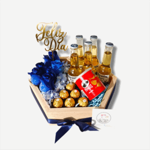 Bandeja con 7 rosas, hortensia, pringles, 6 bombones ferrero rocher, 5 coronitas y topper