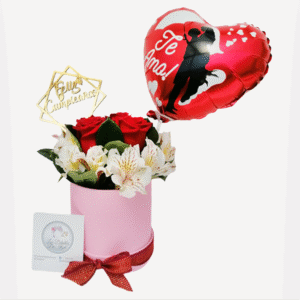Box de cuatro rosas, astromelias, globo metálico y topper