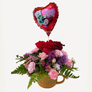 Taza con 4 rosas, claveles, statice y globo