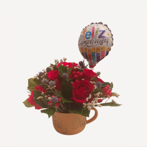 Taza con 8 rosas, statice, hipérico y globo