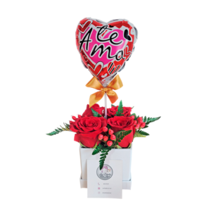 Box de 4 rosas con hipérico y un globo pequeño
