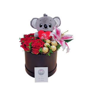 Box de 7 rosas, lilium, 5 bombones ferrero rocher y un peluche de koala