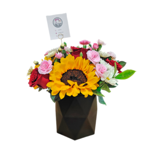 Box de 4 rosas, 3 girasoles, claveles y margaritas
