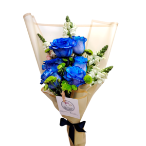 Ramo de 6 rosas azules, crisantemos y alhelís