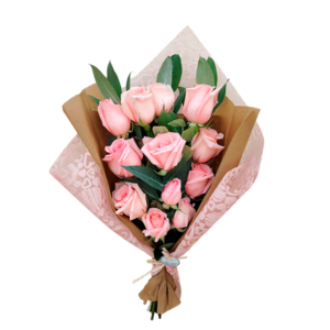Ramo de 12 rosas rosadas y eucalipto