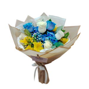 Ramo de rosas azules y blancas, hortensia, astromelias, eucalipto y lluvia
